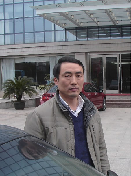 【人(rén)物(wù)志(zhì)】為(wèi)海(hǎi)宏的(de)明(míng)天撐起一(yī)片天──記海(hǎi)宏設備部經理(lǐ)姜國(guó)旺