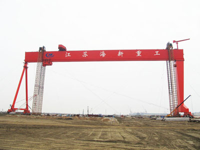 熱(rè)烈慶祝海(hǎi)新重工(gōng)900T龍門(mén)吊順利提升到(dào)位