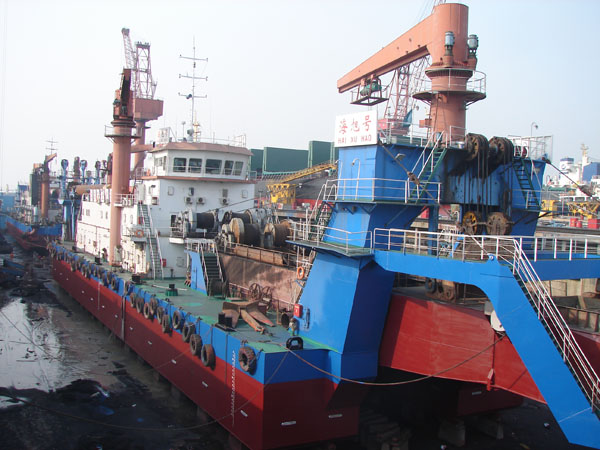 絞吸船(chuán)順利完成進塢修理(lǐ)，會(huì)戰新村(cūn)沙