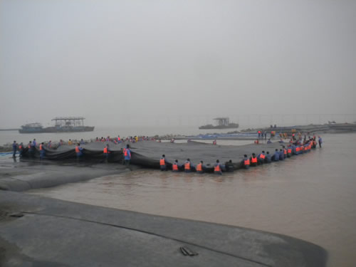 新通(tōng)海(hǎi)沙工(gōng)程龍口順利合龍