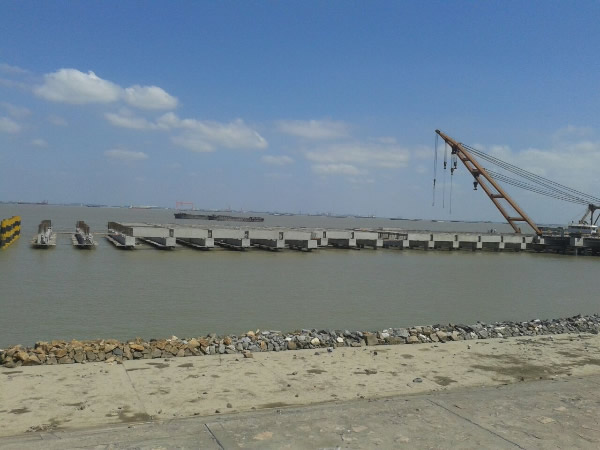 理(lǐ)文(wén)碼頭下(xià)橫梁澆築完畢